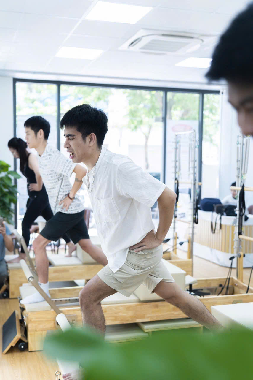 Chuyên viên phục hồi chức năng đánh giá và hướng dẫn vận động